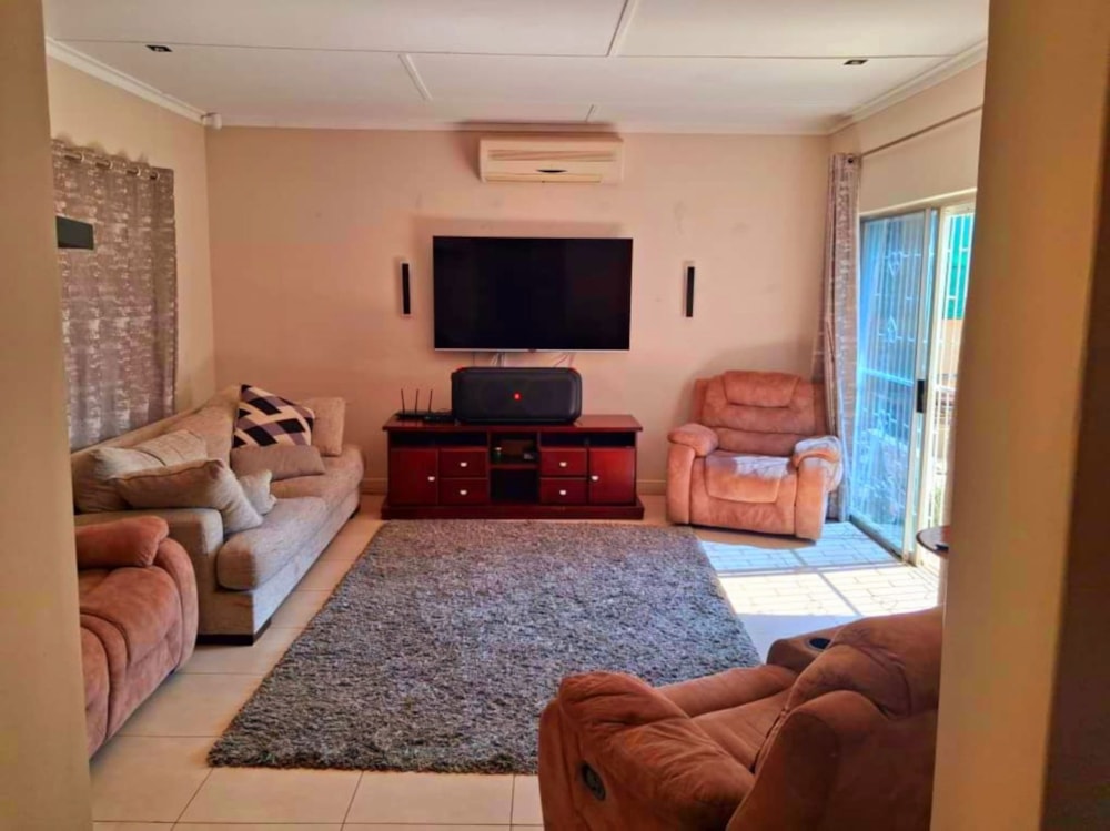 House for sale in Pioneers Park, Namibia - 3NM1750543 House for sale in Pioneers Park, Namibia - 3NM1750543