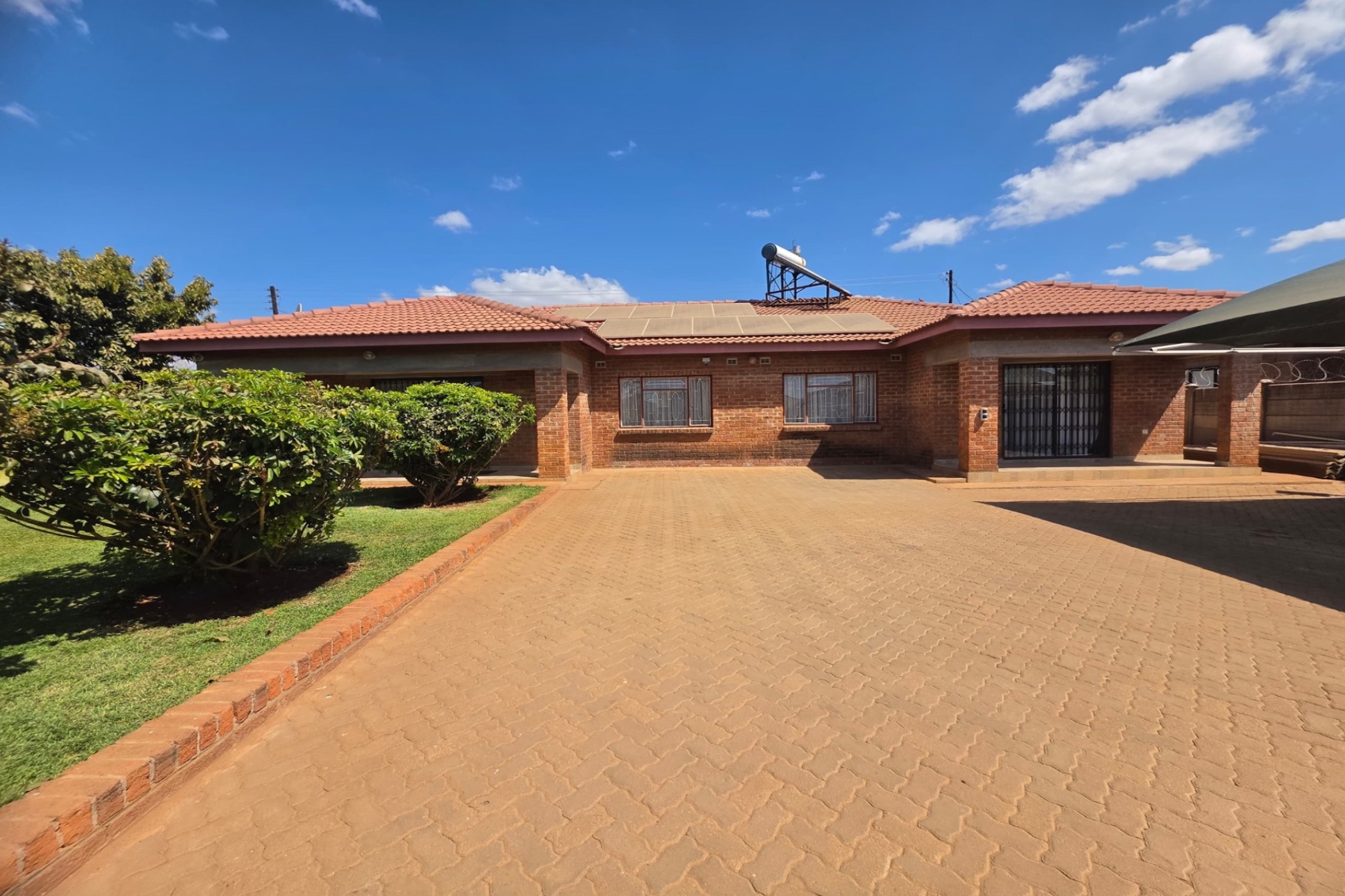 House for sale in Mahatshula, Zimbabwe - 3ZB1750772