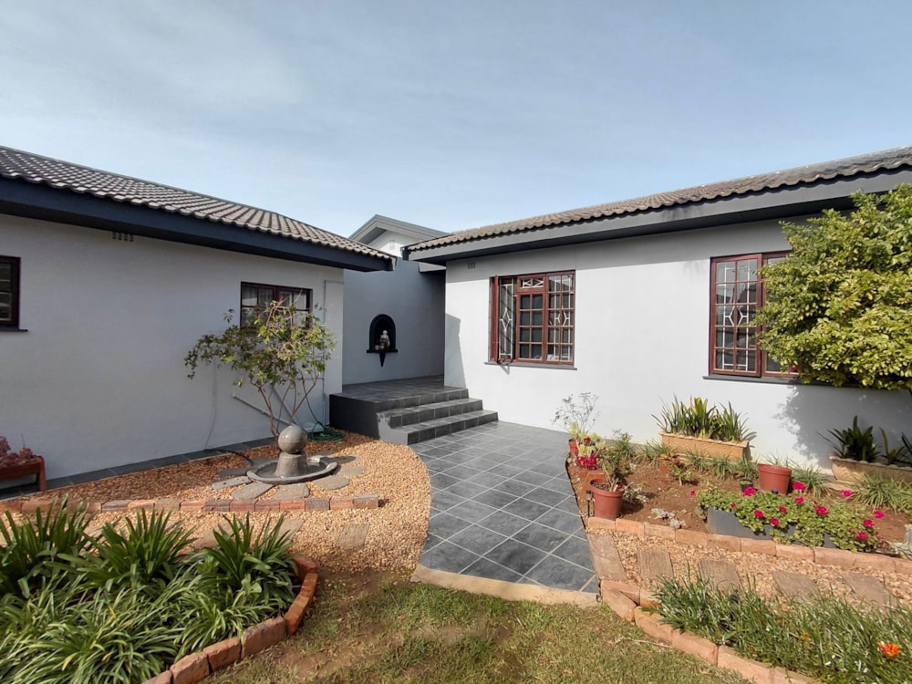 House for sale in Heidelberg, Garden Route - 1SR1750132 House for sale in Heidelberg, Garden Route - 1SR1750132