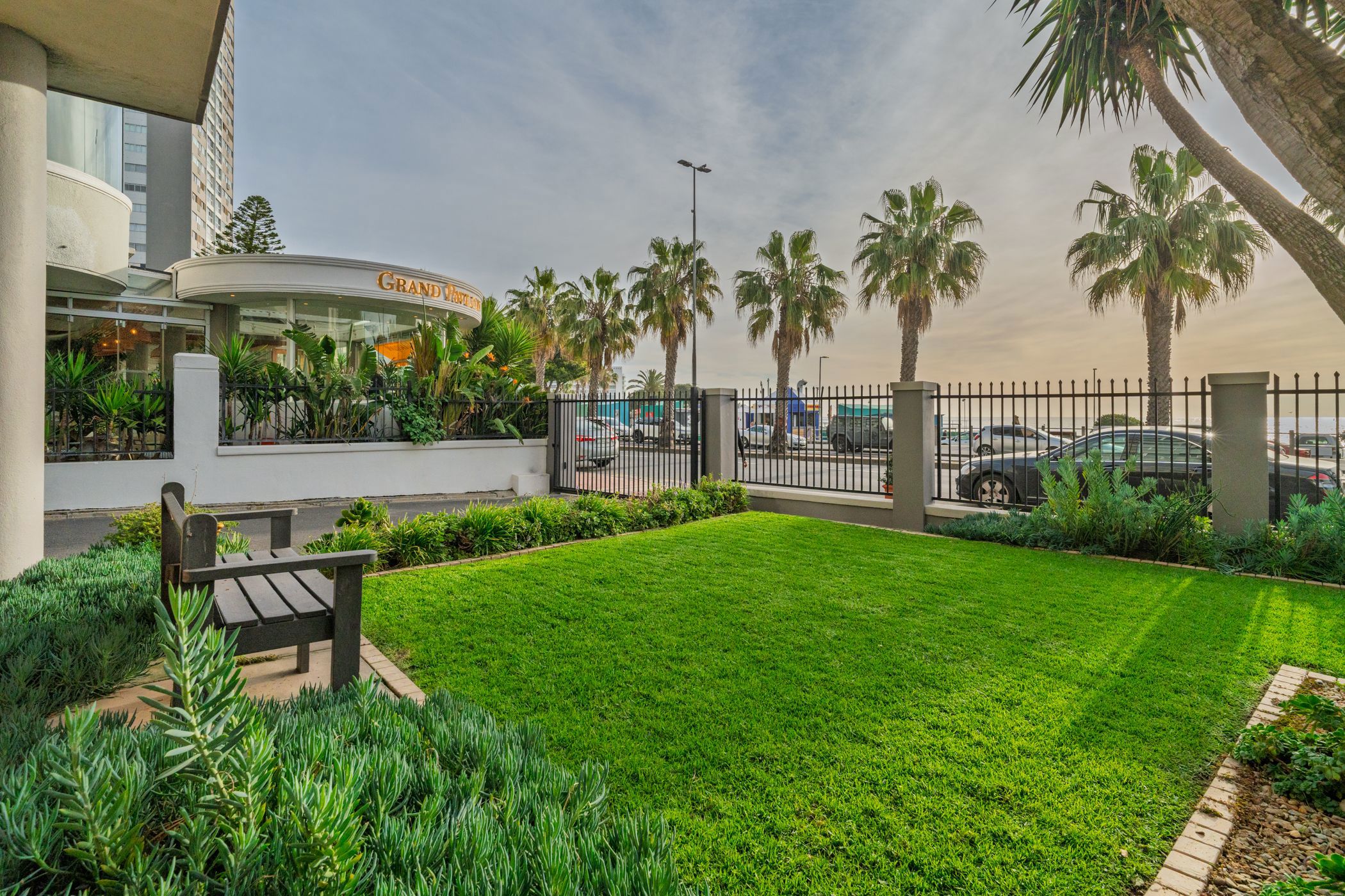 Studio apartment for sale in Sea Point - AS1749020