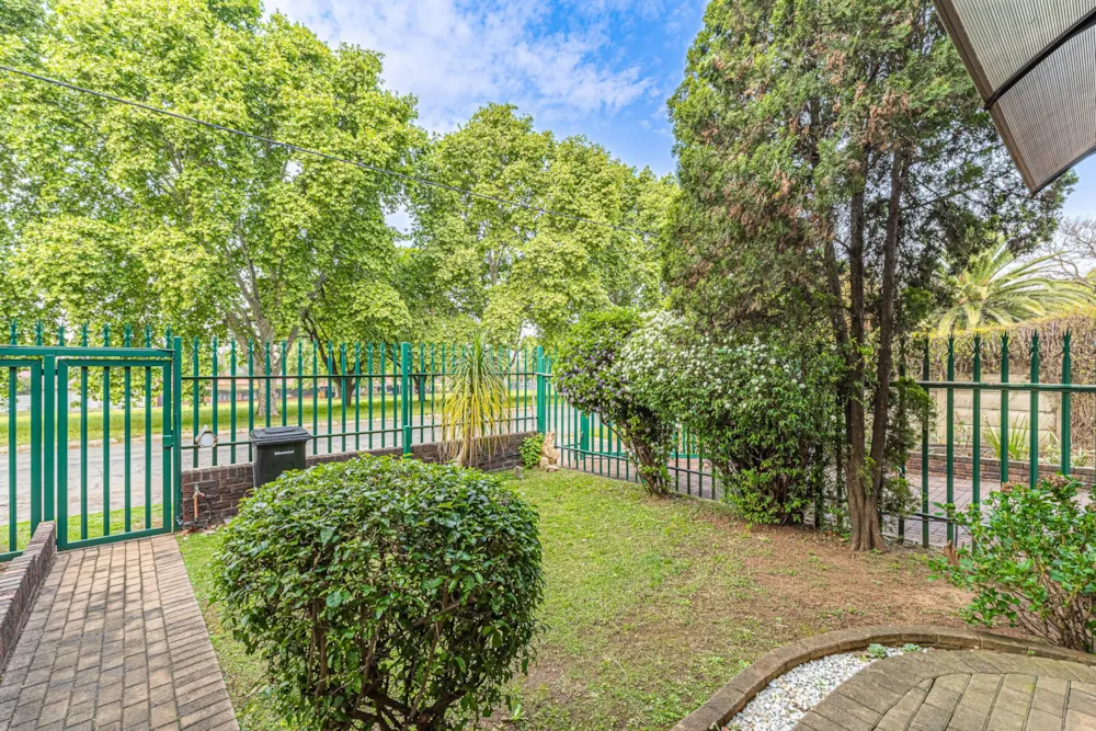 Townhouse for sale in Farrarmere - EN1753005