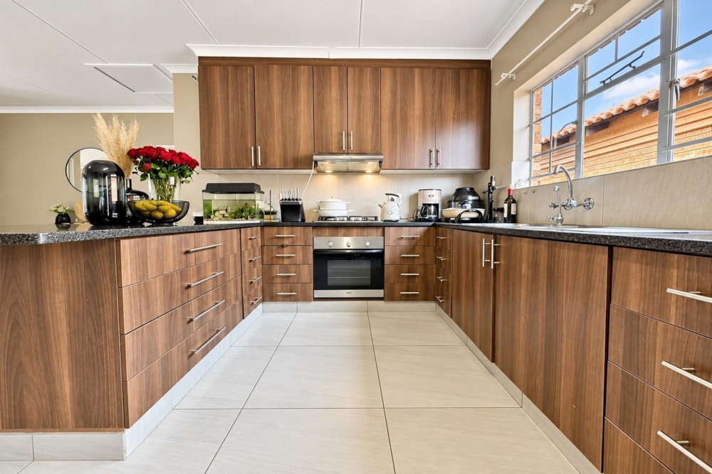 Townhouse for sale in John Vorster Park - 1EM1752863 Townhouse for sale in John Vorster Park - 1EM1752863