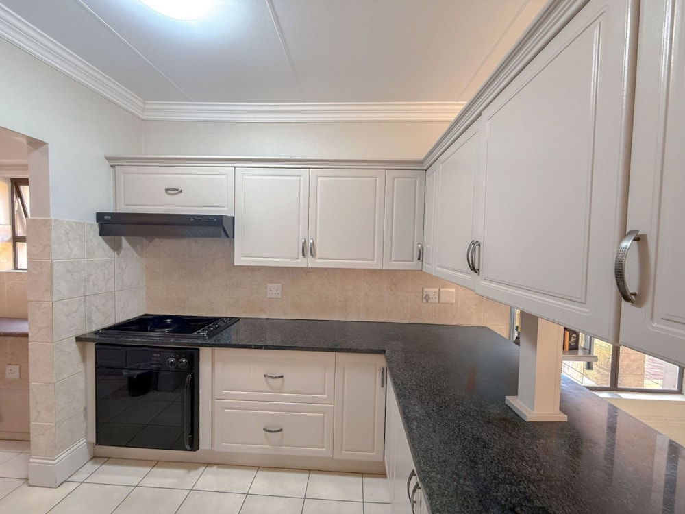 Townhouse for sale in Woodland Hills - 1BX1751689