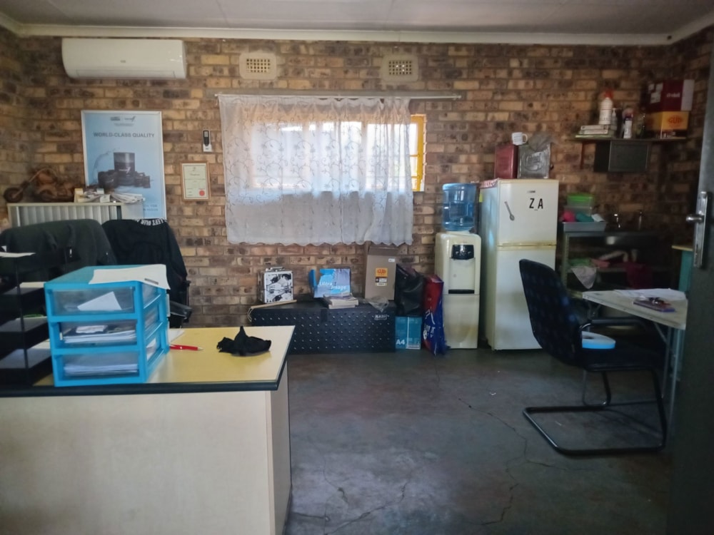 Commercial Building to rent in White River - 1WR1751181