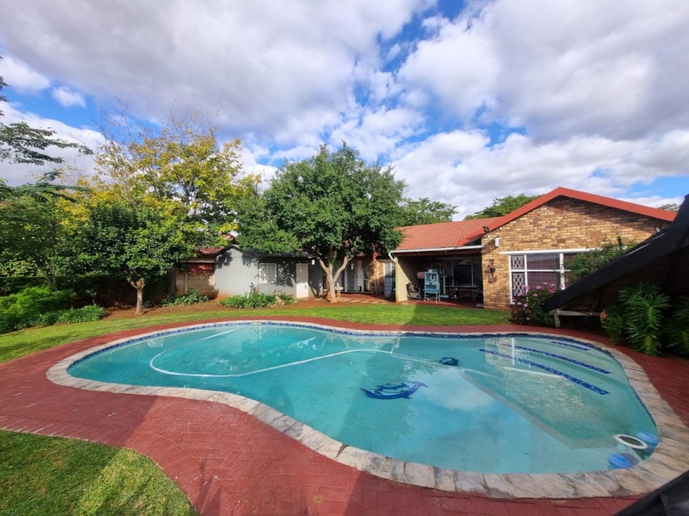 House for sale in Rhodesdene - 1KJ1751905 House for sale in Rhodesdene - 1KJ1751905