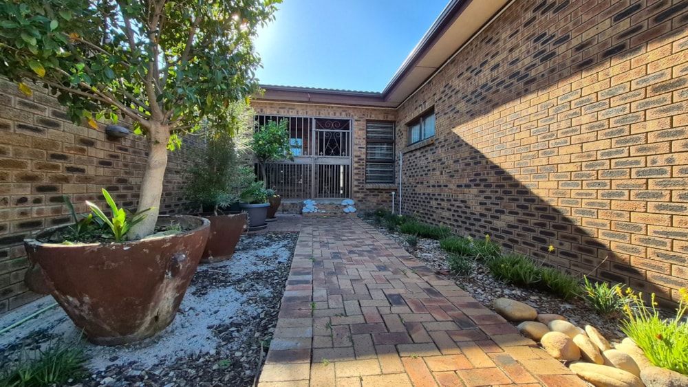 House to rent in Rouxville, Kuils River - 1KV1753150