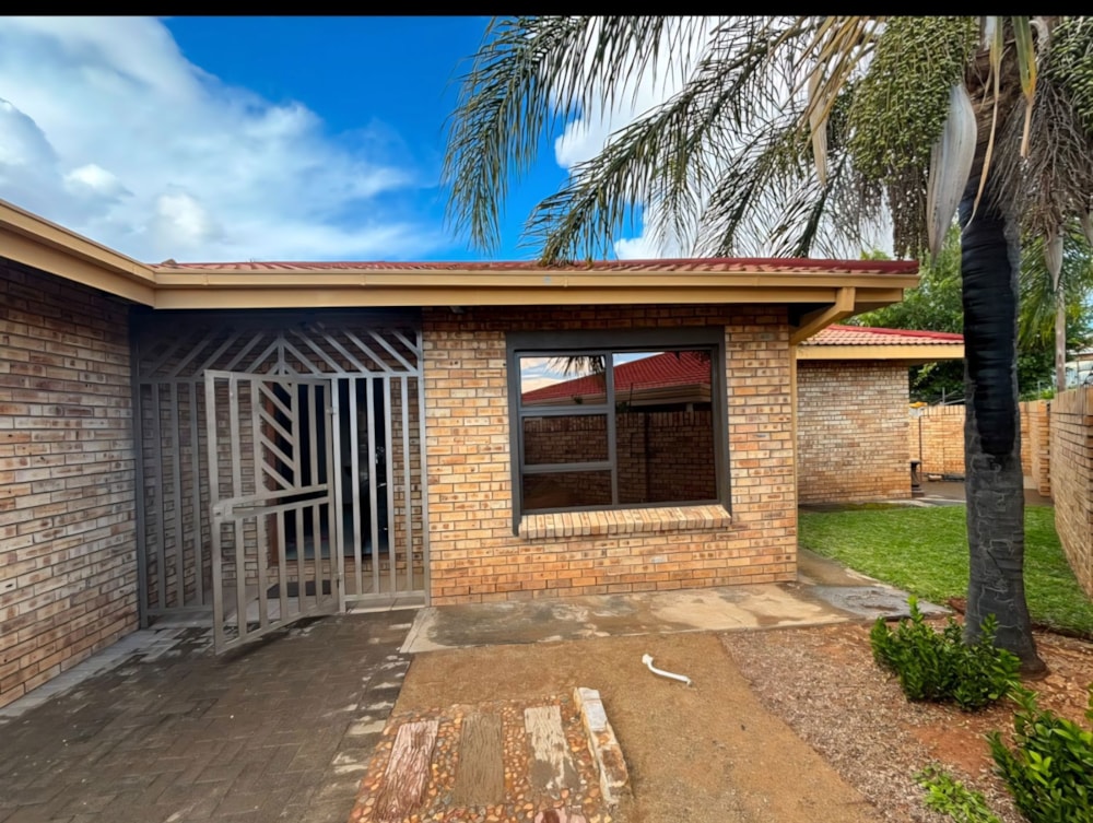 House for sale in Hillcrest, Kimberley - 1KJ1696228 House for sale in Hillcrest, Kimberley - 1KJ1696228