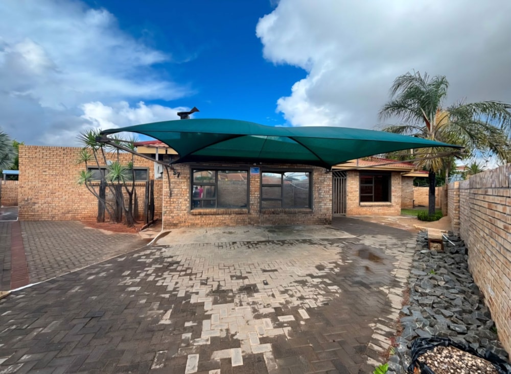 House for sale in Hillcrest, Kimberley - 1KJ1696228 House for sale in Hillcrest, Kimberley - 1KJ1696228