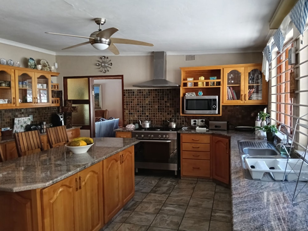 Smallholding for sale in Rhenosterkop - 1NS1750919 Smallholding for sale in Rhenosterkop - 1NS1750919