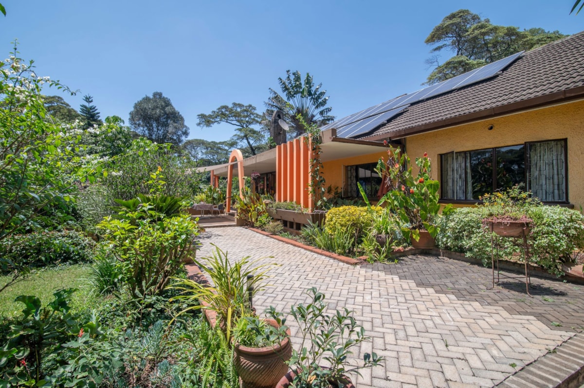 Quaint Bungalow - Karen