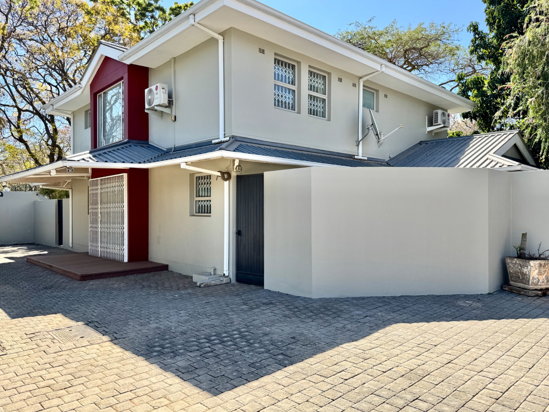 Security complex home to rent in Newlands, Zimbabwe - 3ZB1751178