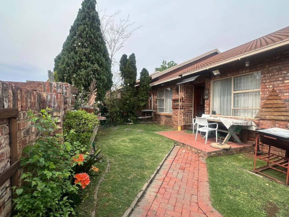 Townhouse to rent in Uitsig, Bloemfontein - 1BX1751644 Townhouse to rent in Uitsig, Bloemfontein - 1BX1751644
