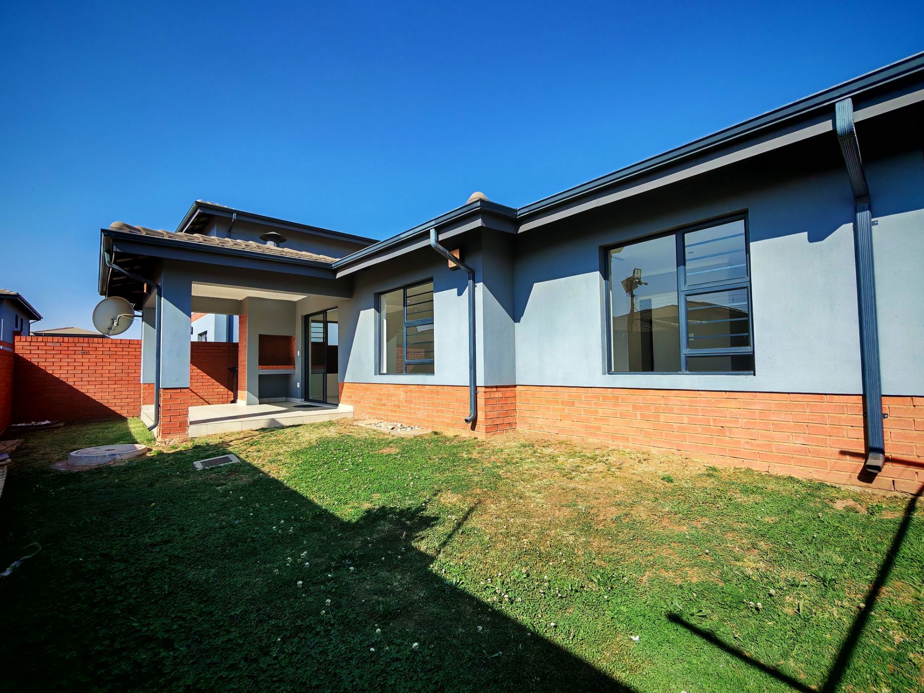 Security complex home let in Pomona - ENL1751517