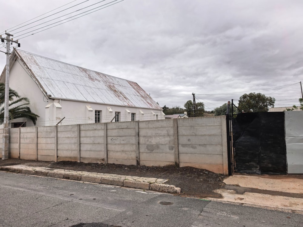 Commercial retail property for sale in Middedorp, Beaufort West - 1KK1751635 Commercial retail property for sale in Middedorp, Beaufort West - 1KK1751635