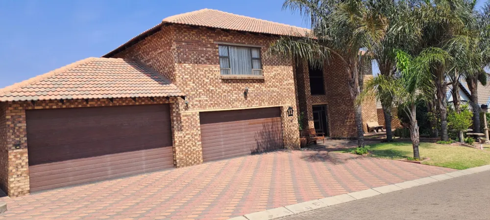 Double-storey house for sale in Roberts Estate - 1MD1752210 Double-storey house for sale in Roberts Estate - 1MD1752210