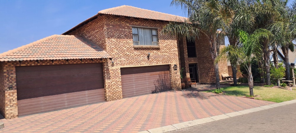 Double-storey house for sale in Roberts Estate - 1MD1752210 Double-storey house for sale in Roberts Estate - 1MD1752210