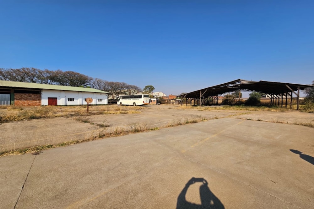 Commercial industrial property for sale in Donnington, Zimbabwe - 3ZB1752561 Commercial industrial property for sale in Donnington, Zimbabwe - 3ZB1752561