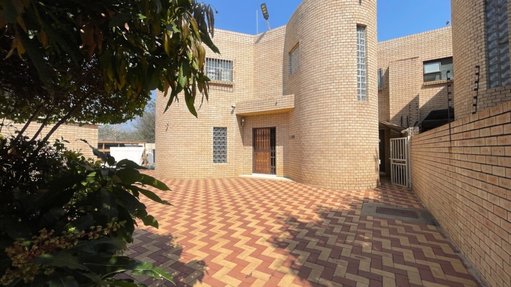 Townhouse to rent in Broadhurst, Botswana - 3BO1752711