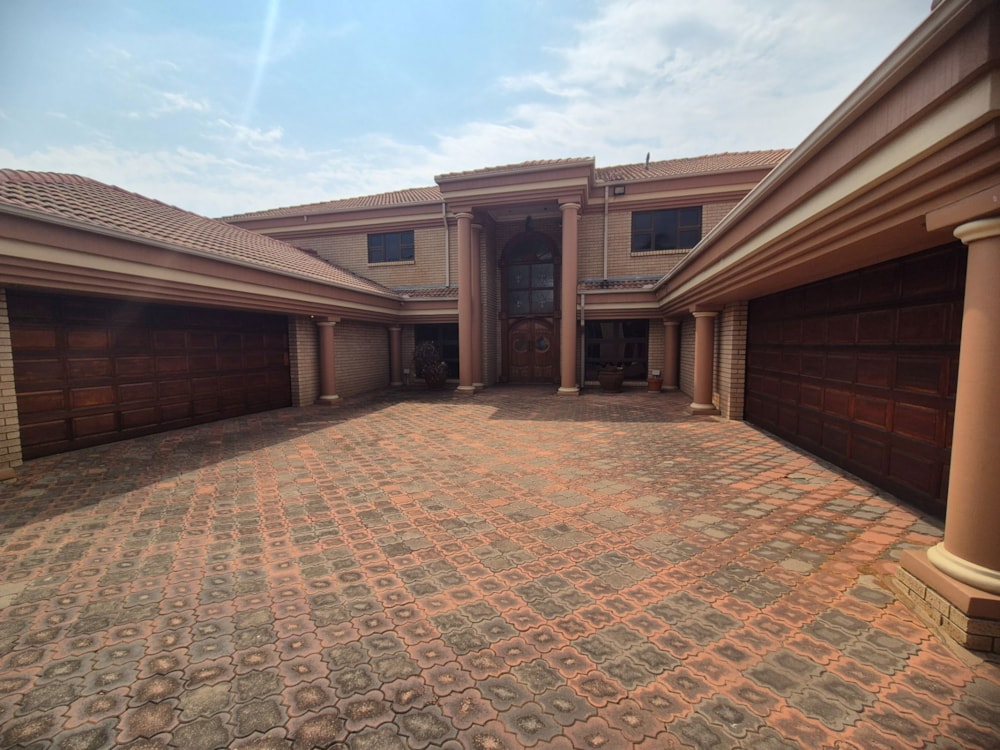Double-storey house for sale in Aerorand - 1MD1752776