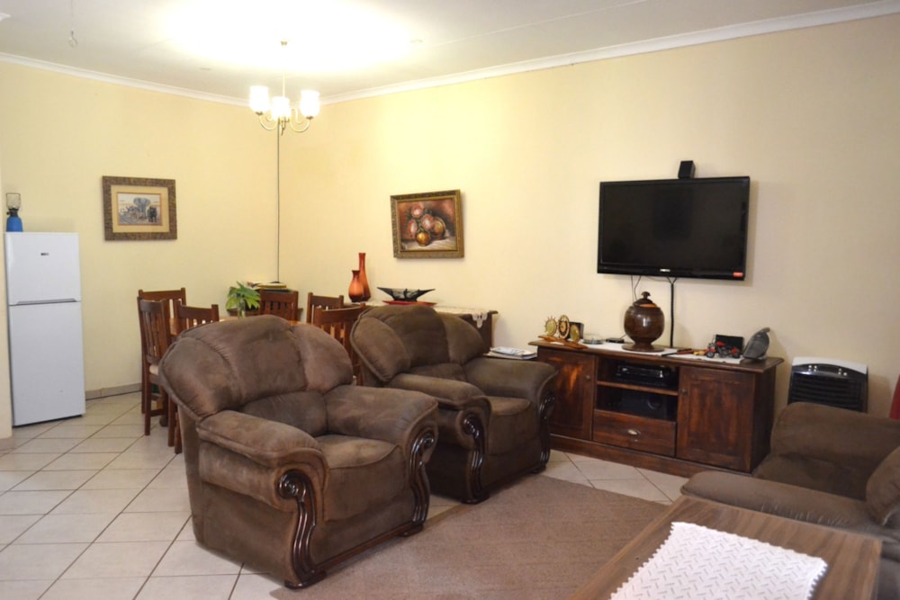 Security complex home for sale in Mookgopong (Naboomspruit) - 1MDM1752889 Security complex home for sale in Mookgopong (Naboomspruit) - 1MDM1752889