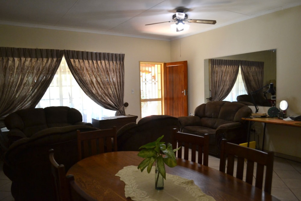 Security complex home for sale in Mookgopong (Naboomspruit) - 1MDM1752889 Security complex home for sale in Mookgopong (Naboomspruit) - 1MDM1752889