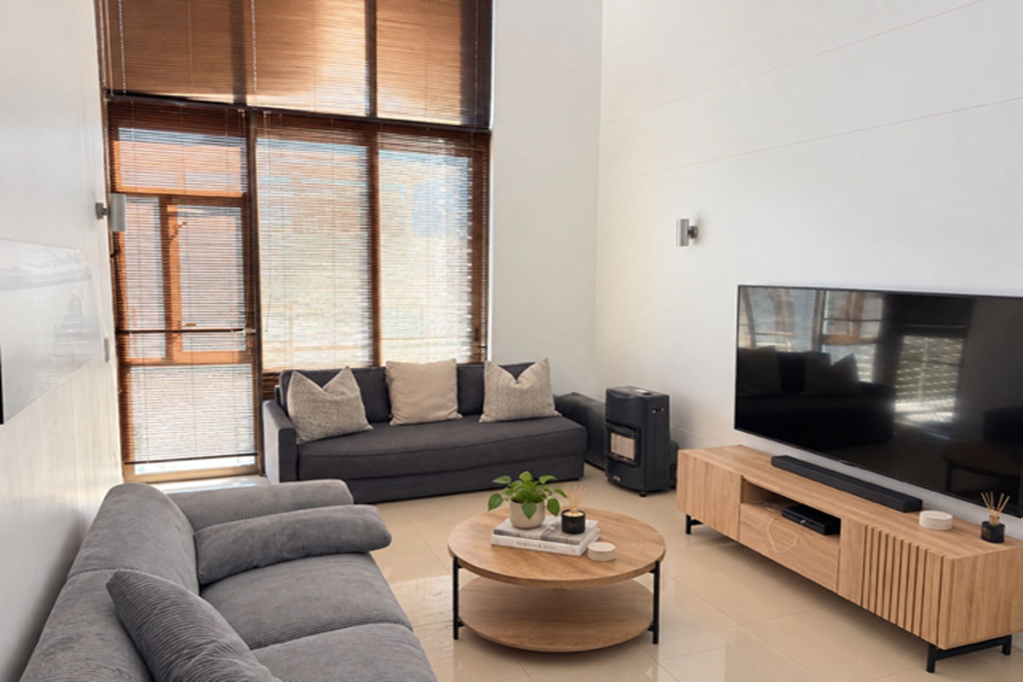 Apartment to rent in Claremont, Cape Town - RBL1753844