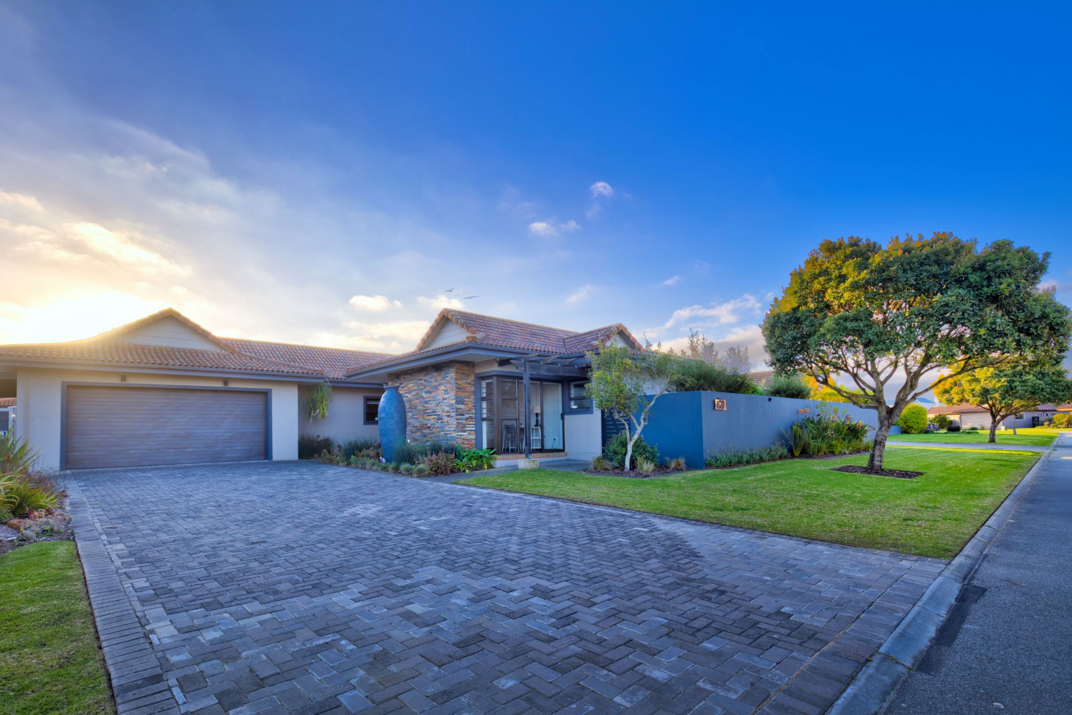 Security complex home for sale in Earl's Court - GEO1750763