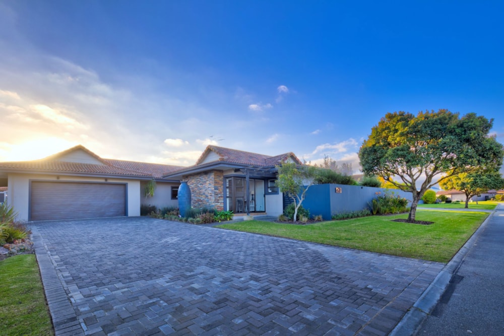 Security complex home for sale in Earl's Court - GEO1750763