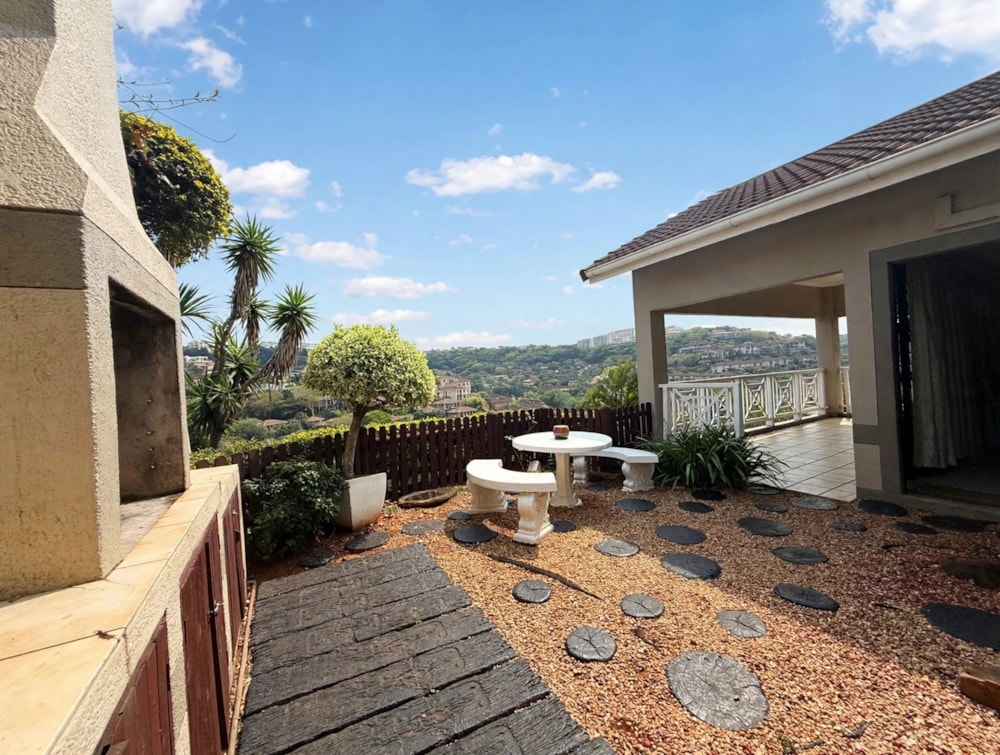 Security complex home to rent in La Lucia - 1ND1753009 Security complex home to rent in La Lucia - 1ND1753009