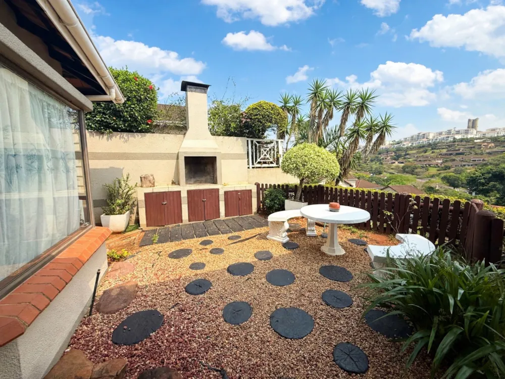 Security complex home to rent in La Lucia - 1ND1753009 Security complex home to rent in La Lucia - 1ND1753009
