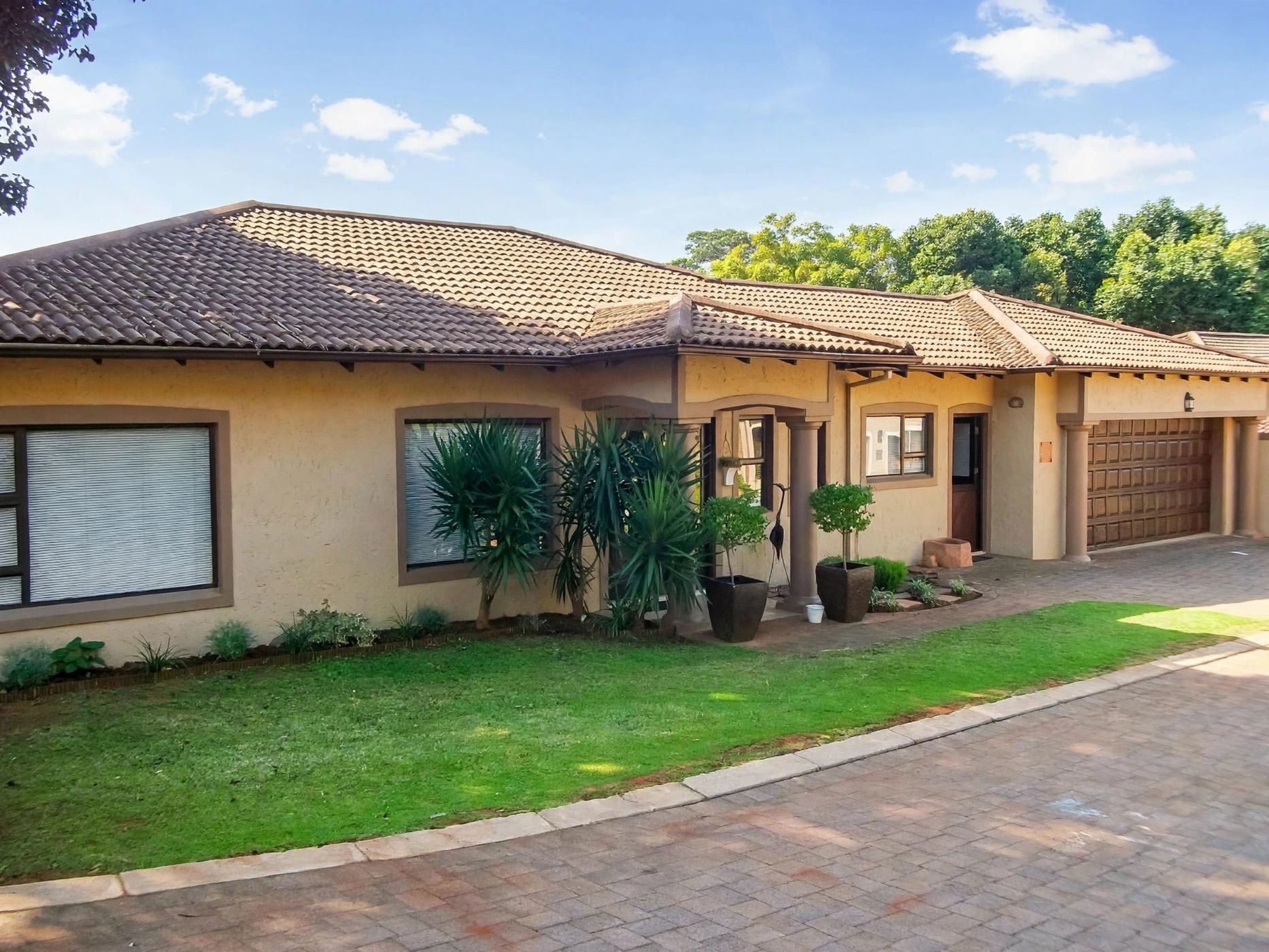 Security estate home for sale in La Lucia - 1ND1752762