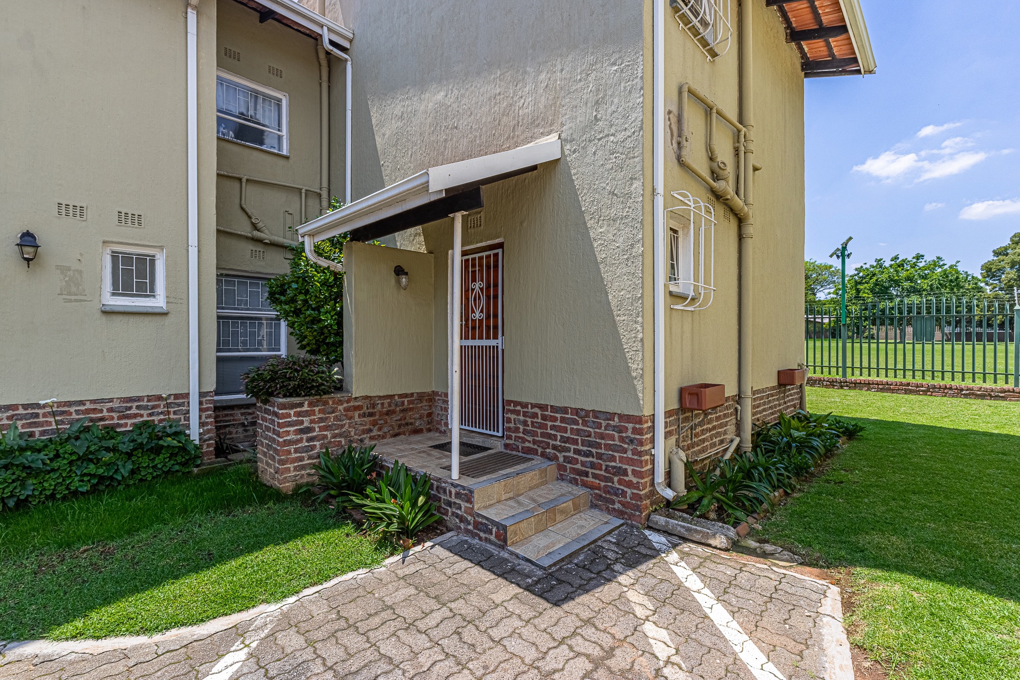 Townhouse for sale in Farrarmere - EN1754724