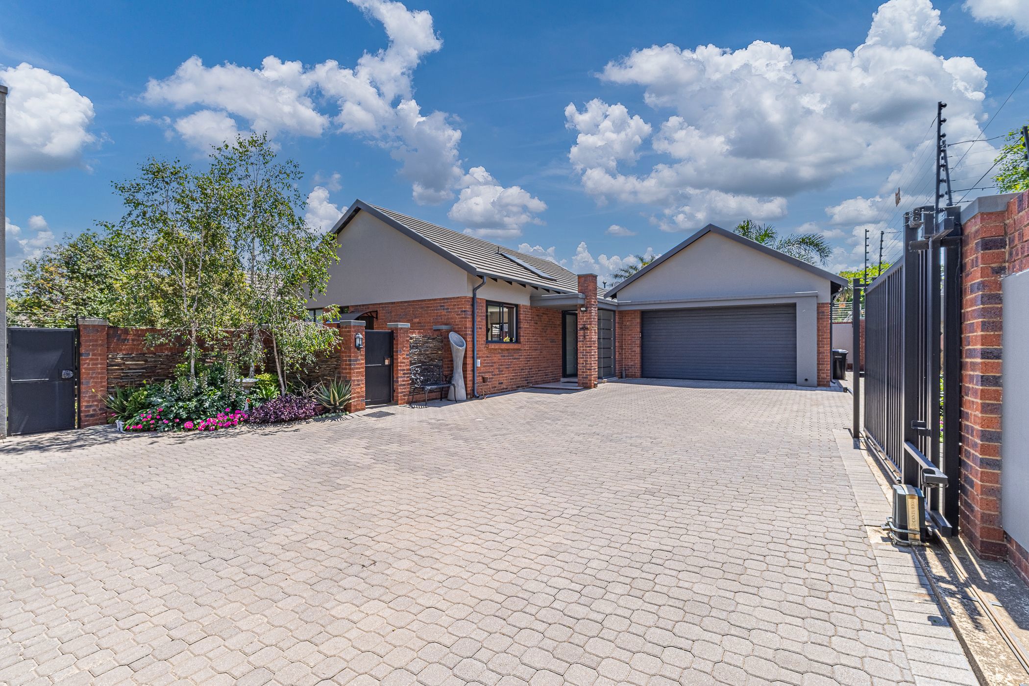 Security estate home for sale in Farrarmere - EN1755197