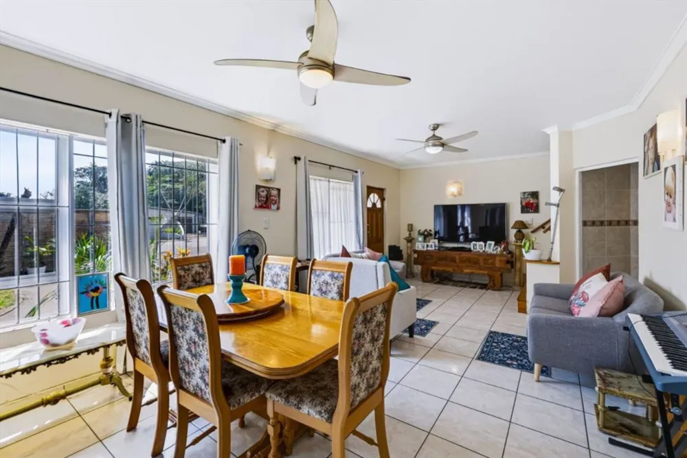 Townhouse for sale in Athlone Park - 1WB1756304 Townhouse for sale in Athlone Park - 1WB1756304