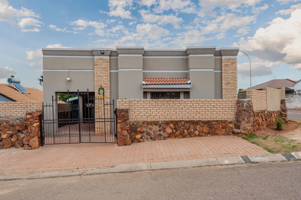 House for sale in Lenasia South - 1GV1755484