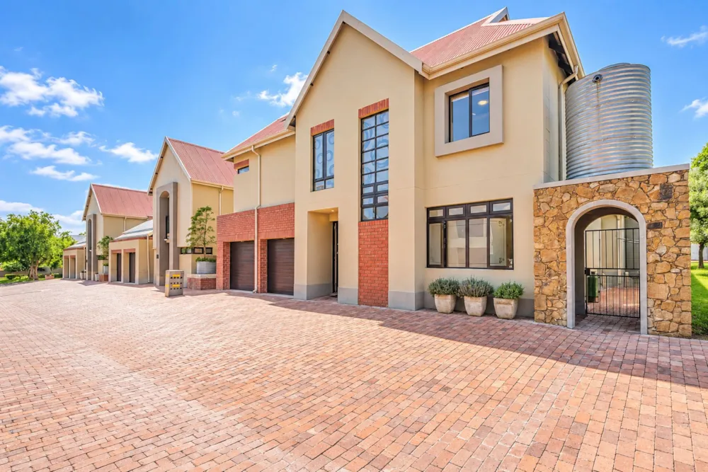 Townhouse for sale in Heritage Hill Estates - CN1756581