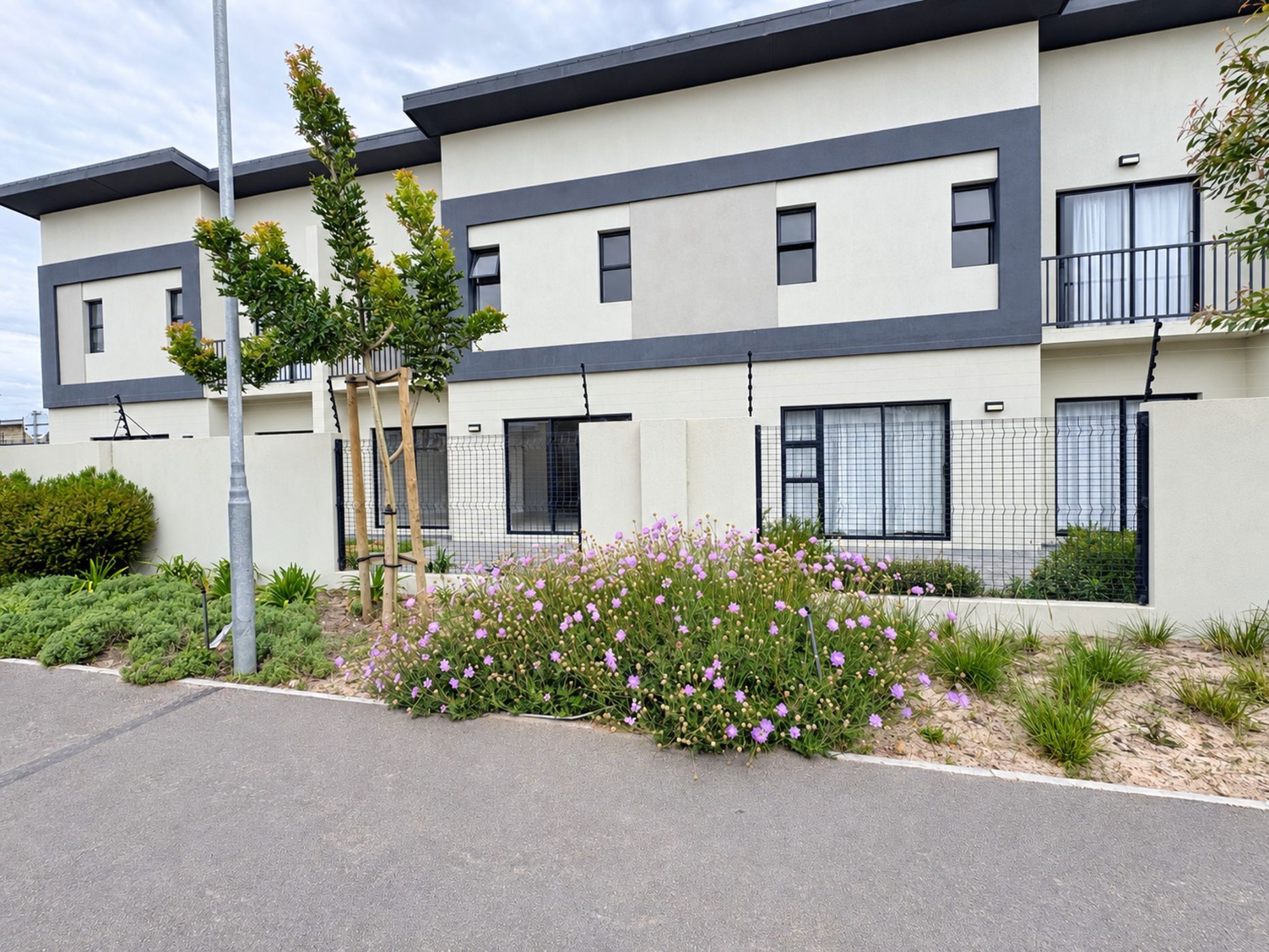 Townhouse to rent in Sandown, Blouberg - 1TV1754361
