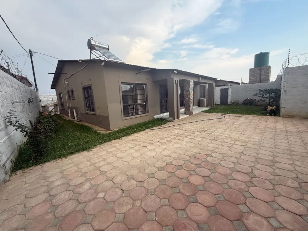 Single-storey house to rent in Makeni, Zambia - 3ZA1756677