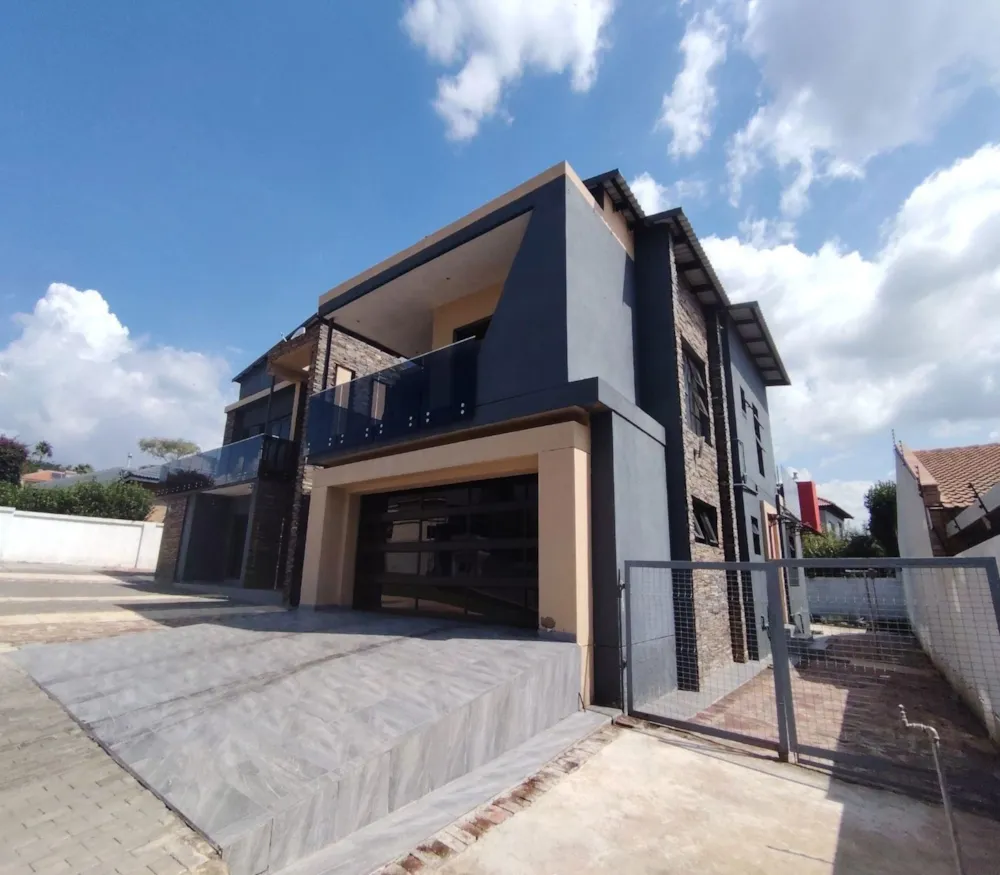 Double-storey house to rent in Bendor - 1PS1755324