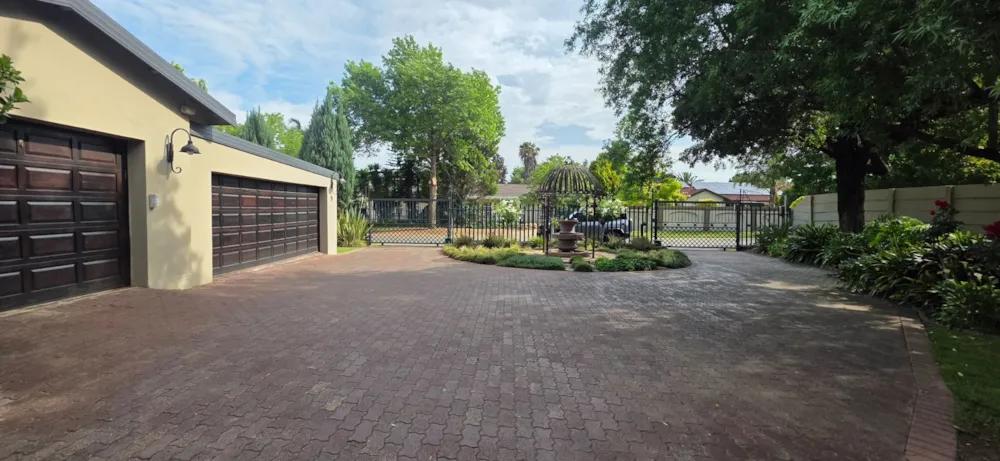 House for sale in Jim Fouche Park - 1WM1756688