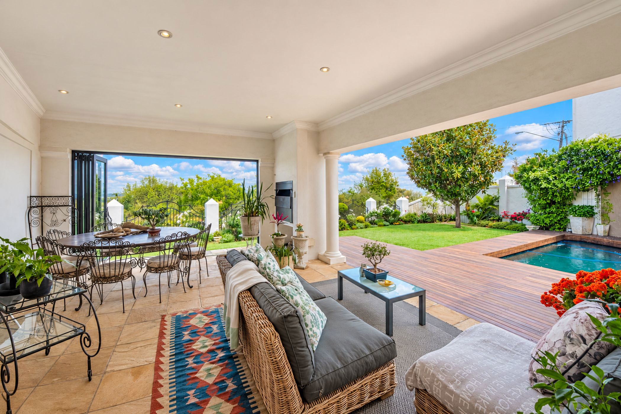 Security complex home for sale in Waterkloof Ridge - PT1754571