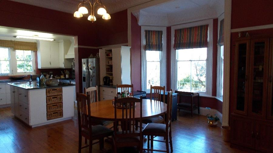 Single-storey house sold in Kingswood - 1GC1727667