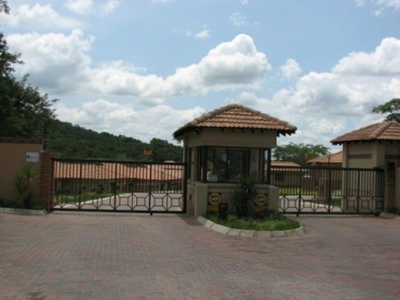 Security complex home for sale in West Acres - 1NS1708001 Security complex home for sale in West Acres - 1NS1708001