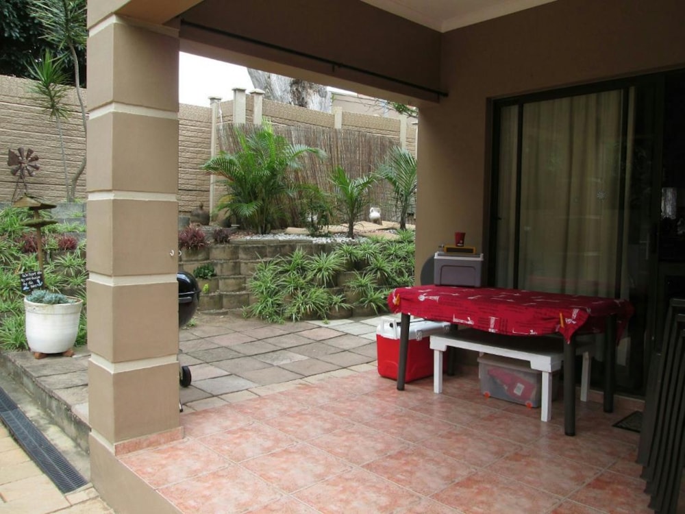 Security complex home for sale in Scottburgh - 1si1684125 Security complex home for sale in Scottburgh - 1si1684125