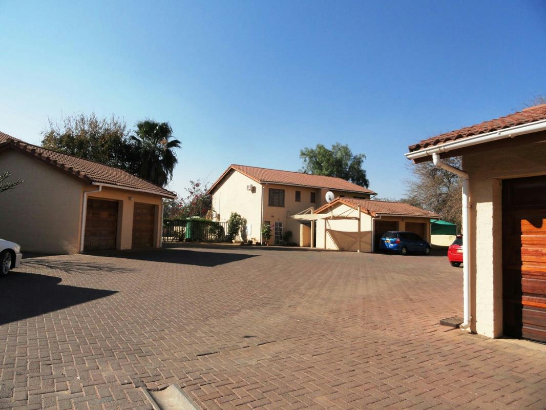 Townhouse to rent in Village, Botswana - 3BO1743046