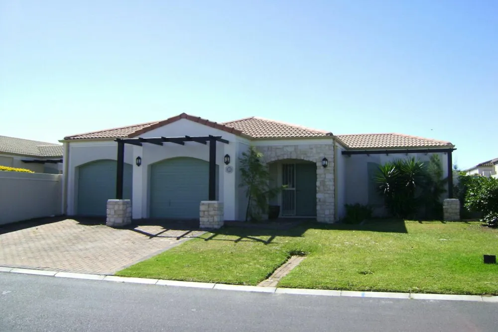 Security estate home let in Century City - 1TV1733213