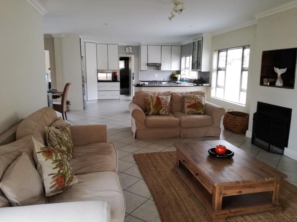 Townhouse let in Weybridge Park - 1PLZ1709853 Townhouse let in Weybridge Park - 1PLZ1709853