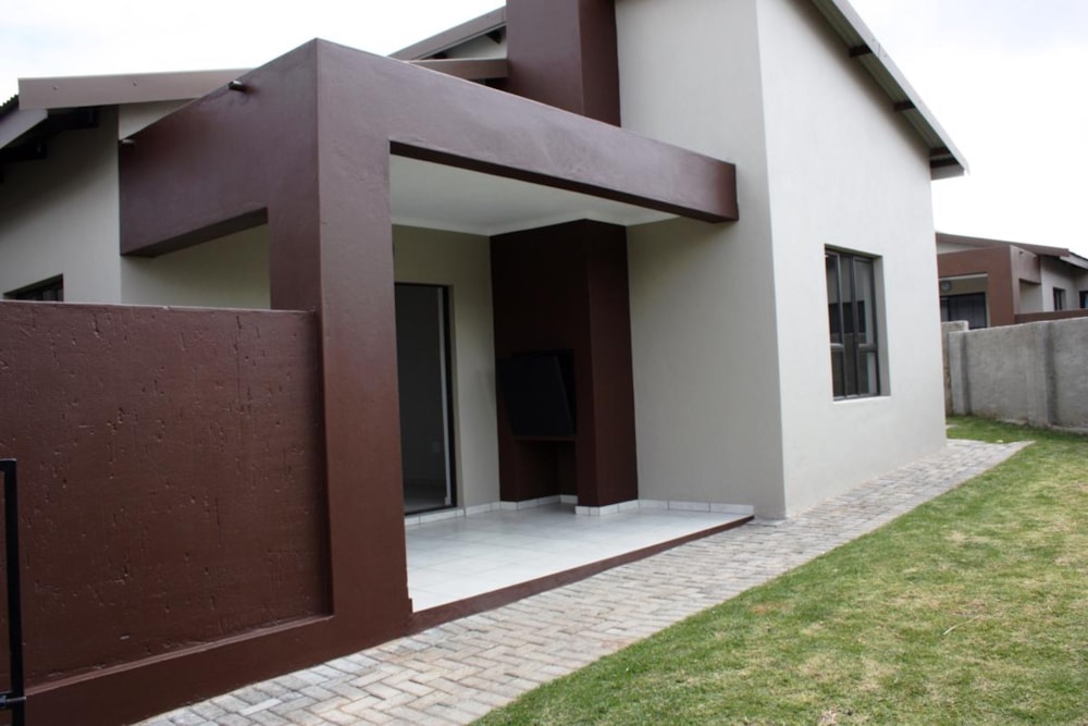 Security complex home for sale in Sterkspruit Estate - 1LY1722834 Security complex home for sale in Sterkspruit Estate - 1LY1722834