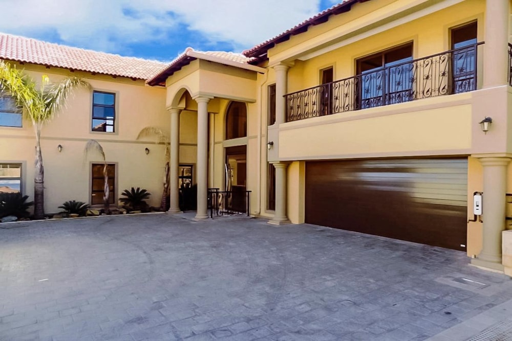 Townhouse for sale in Kiepersol, Bloemfontein - 1BX1749151 Townhouse for sale in Kiepersol, Bloemfontein - 1BX1749151