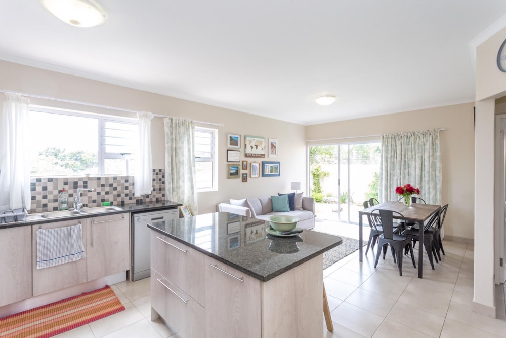 Townhouse to rent in Beacon Bay - 1EZ1725653